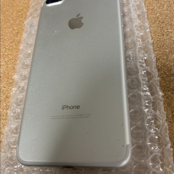 iPhone 7 Plus unlocked 64gb - Picture 2 of 2